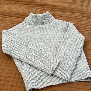 Marked gray Turtleneck Sweater Sz M Excellent condition!